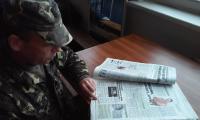 <p>Новини читають усі – і командир, і молодший сержант</p>

<p> </p>