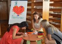<p>Акція «Від серця до серця» у відділі обслуговування: маленькими 3D-серцями учасники створили одне велике серце друзів книгозбірні</p>