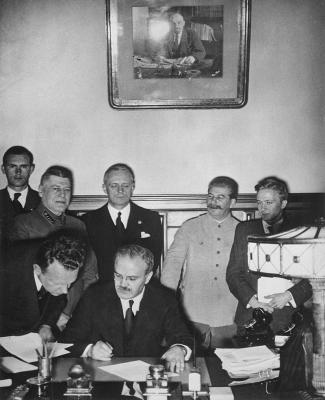 Молотов підписує радянсько-німецьку угоду про ненапад. Позаду Ріббентроп і Сталін