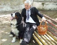 <p>Знаменитий херсонський благодійник Соколов зі своїм собакою</p>
