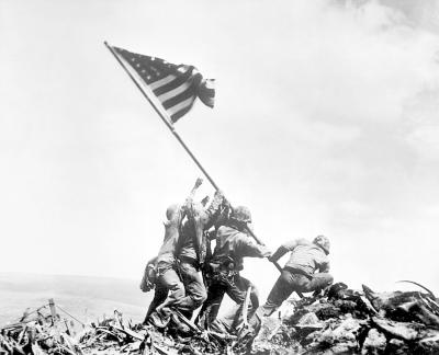 Американські морські піхотинці, серед яких Майкл (Михайло) Стренк, встановлюють прапор на Іводзімі. 23.02.1945