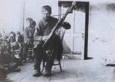 Кобзар Михайло Кравченко на дачі у письменника Володимира Короленка, 1911 рік