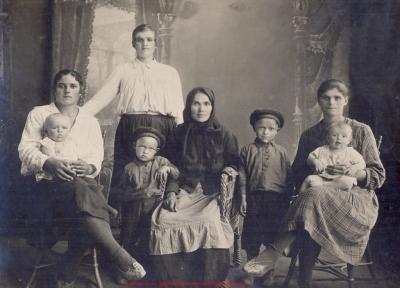 Олексій з родиною, йому 3,5 рочки (хлопчик в кашкеті зліва)