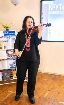 Українські мелодії на скрипці у виконанні концертмейстерки Обласного палацу культури Тетяни Голуб