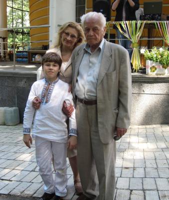 Степан Хмара з родиною