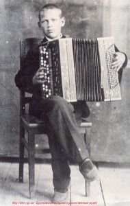 Олексій з баяном 1938 р.