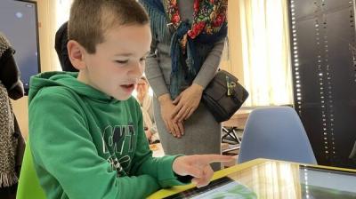 Хлопчик грається у «Незламній бібліотеці», Херсон, 21 березня 2024 року