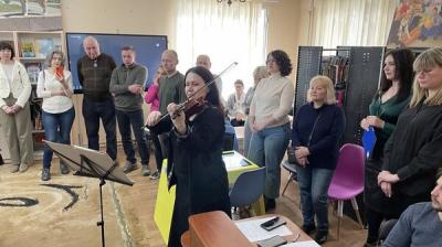 Херсонці прийшли на церемонію відкриття «Незламної бібліотеки», 21 березня 2024 року.