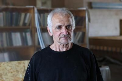 Бібліотекар Микола Степанович працює "за сумісництвом" ще й будівельником