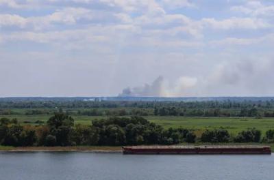 На лівому березі Дніпра в районі Олешок здійнялася пожежа після чергової контрбатарейної боротьби. Серпень 2023 р.