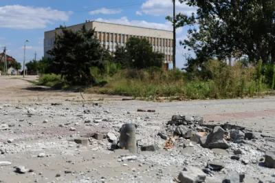 Уламок ракети з реактивної системи залпового вогню «Град», якими російські військові обстрілюють прибережні райони Херсона. Парк Слави. Серпень 2023 р.