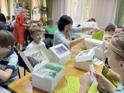 Діти створюють мякі іграшки на майстер класі у бібліотеці