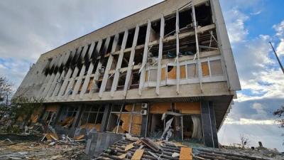 Зруйнована внаслідок російських атак обласна бібліотека ім. Олеся Гончара у Херсоні. Фото: Олександр Прокудін/Telegram