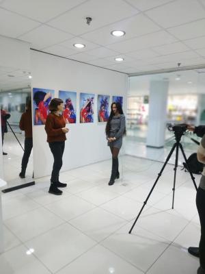 Зйомка з Оленою Григорян у виставковому приміщенні (фото зі сторінки Мазунової Юлії)